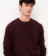 Suéter de punto para hombre color bordó, con textura acanalada horizontal, cuello redondo y mangas largas con puños ajustados.