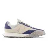 Championes New Balance modelo XC-72, unisex, color azul marino y beige, con suela de goma texturizada en gris.