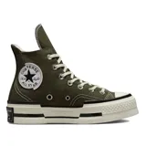 Championes Converse Chuck 70 Plus color verde oliva con detalles en blanco. Zapatilla de caña alta con cordones blancos, parche del logo en el lateral y suela de goma con plataforma segmentada en blanco y negro.