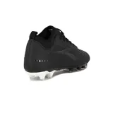 Championes de fútbol Diadora Striker Md, color negro con logo de la marca en los laterales y suela con tapones.