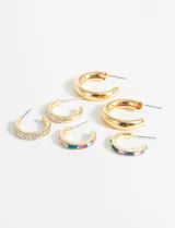 Set de tres pares de aros tipo argolla dorados: un par liso, un par con strass y un par con piedras de colores.