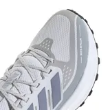 Championes de running Adidas modelo Ultrarun 5, de color gris claro con detalles en gris oscuro y blanco. Presentan un diseño técnico con malla transpirable, refuerzos laterales y suela con amortiguación.
