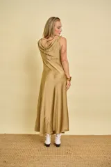 Vestido largo de satén al bies color rosado, con escote buche en el pecho y apliques dorados en los breteles.