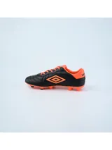 Championes de fútbol Umbro modelo Touch FG, color negro con detalles en turquesa. Presentan el logo de la marca en el lateral y suela con tapones para terreno firme.