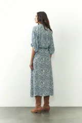 Falda midi estampada en tonos azul petróleo y blanco, de corte recto y tiro alto.