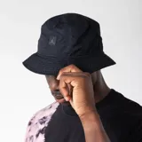 Gorro tipo bucket negro con logo de Jordan bordado en el frente.