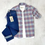 Camisa de manga corta con estampado a cuadros en tonos bordó, gris y celeste.