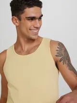 Musculosa de corte slim, color rojo, con cuello redondo y sisas amplias.