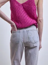Jeans de mujer tiro alto, corte recto, color gris oscuro lavado.