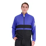 Campera deportiva New Balance Tenacity Woven, color azul y negro, con franjas blancas en las mangas. Confeccionada en tejido elástico con forro de malla y tecnología NB DRY.