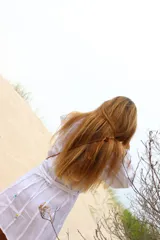 Vestido corto blanco de lino, estilo pareo, con mangas cortas y lazo en la cintura.