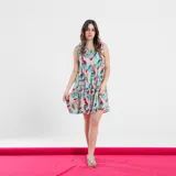 Vestido corto con estampado de hojas en tonos celeste, verde, rojo y beige.