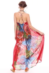 Vestido largo con estampado floral en tonos rojos y azules, tirantes finos ajustables, cuello delantero plisado y espalda fruncida elástica.