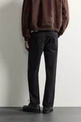 Pantalón relaxed fit azul marino confeccionado en tejido de algodón con estructura, de estilo clásico con cinco bolsillos y cierre frontal con cremallera y botón.