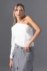 Top asimétrico color visón con una manga larga.