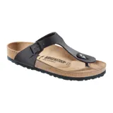 Sandalias Birkenstock modelo Gizeh, color negro, con tira de dedo y hebilla lateral ajustable.