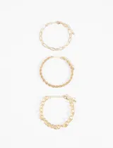 Set de tres pulseras doradas con diferentes diseños de cadena: eslabones alargados, eslabones retorcidos y eslabones circulares texturizados.
