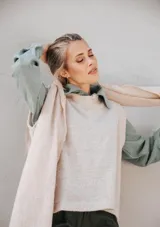 Chaleco de lana color crudo, sin mangas, con cuello redondo y diseño tejido.