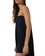 Mono enterizo strapless negro con corte asimétrico y abertura lateral.