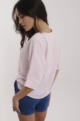 Blusa roja de mangas cortas con cuello redondo.