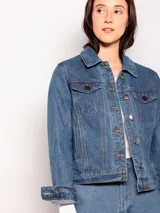 Campera de jean con lavado vintage, corte clásico, bolsillos frontales con solapa y cierre de botones metálicos.