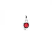 Dije charm plateado con piedra roja redonda engarzada.
