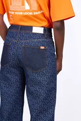 Pantalón de jean azul oscuro con estampado de logos de la marca. Corte boyfriend de cintura alta.