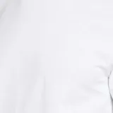 Camiseta blanca de cuello redondo y manga corta.