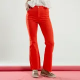 Pantalón acampanado color naranja, de tiro alto y calce ajustado.