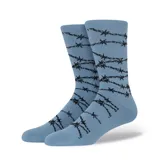 Medias largas celestes con estampado de alambre de púas negro.