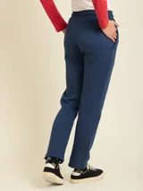 Pantalón tipo babucha de algodón y poliéster, color azul marino, con cintura elástica ajustable mediante cordón y corte recto.