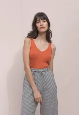 Top tejido color ladrillo con escote en V y breteles finos.