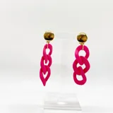 Aros colgantes con cabezal dorado y cadena de resina color lila.