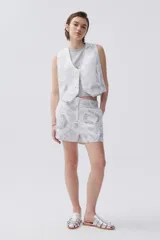 Short de brocato blanco con estampado de flores plateadas.