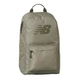 Mochila New Balance color verde oliva con logo de la marca en el frente. Cuenta con un compartimento principal con cierre, un bolsillo frontal con cierre y un asa de mano en la parte superior.