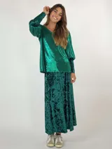 Pollera midi de terciopelo azul con corte evasé en gajos.