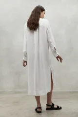 Vestido túnica blanco de lino con botones, manga larga, cuello en V y un bolsillo en el pecho.