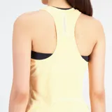 Musculosa deportiva New Balance Accelerate, color amarillo pálido, con logo reflectivo en el pecho y tecnología NB DRYx para secado rápido.
