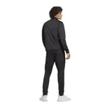 Conjunto deportivo Adidas negro, compuesto por campera con cierre y cuello alto, y pantalón con cintura elástica. Ambos con logo Adidas en blanco.