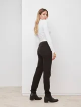 Pantalón de vestir azul marino, marca Zac & Rachel, con pretina con faja interna modeladora y bolsillos rectos delanteros y traseros simulados.