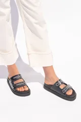 Sandalias negras de cuero vacuno con plataforma de goma y suela ergonómica forrada en cuero. Presentan dos tiras ajustables con velcro y bordado a contratono.