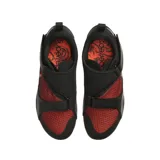 Championes Nike SuperRep Cycle para spinning, color negro con detalles en rojo y plateado. Cuentan con correas ajustables con velcro y suela compatible con tapones para pedales de spinning.