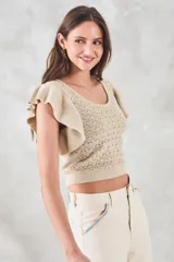 Top de punto calado color beige con brillo metalizado, escote redondo y mangas cortas con volados.