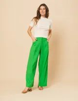 Pantalón de lino verde, de tiro alto y corte wide leg.