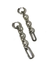 Par de aros colgantes de acero quirúrgico plateado, con cierre a presión. Presentan un aro del que cuelga una cadena de eslabones ovalados y un eslabón alargado.