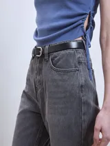 Jeans de mujer tiro alto, corte recto, color gris oscuro lavado.
