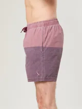 Short de baño color borgoña con cintura elastizada y cordón de ajuste.