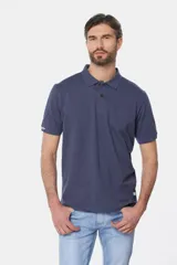 Remera polo de piqué, color azul, de manga corta con cuello en Rib y botones personalizados.