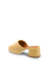 Sandalia color beige de cuero con taco cuadrado y plataforma.