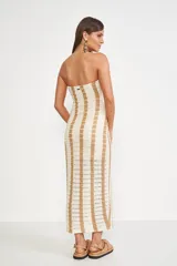 Vestido midi tejido a crochet, con diseño a rayas verticales color beige y crudo, corte ajustado, sin mangas y escote recto con abertura en forma de gota.